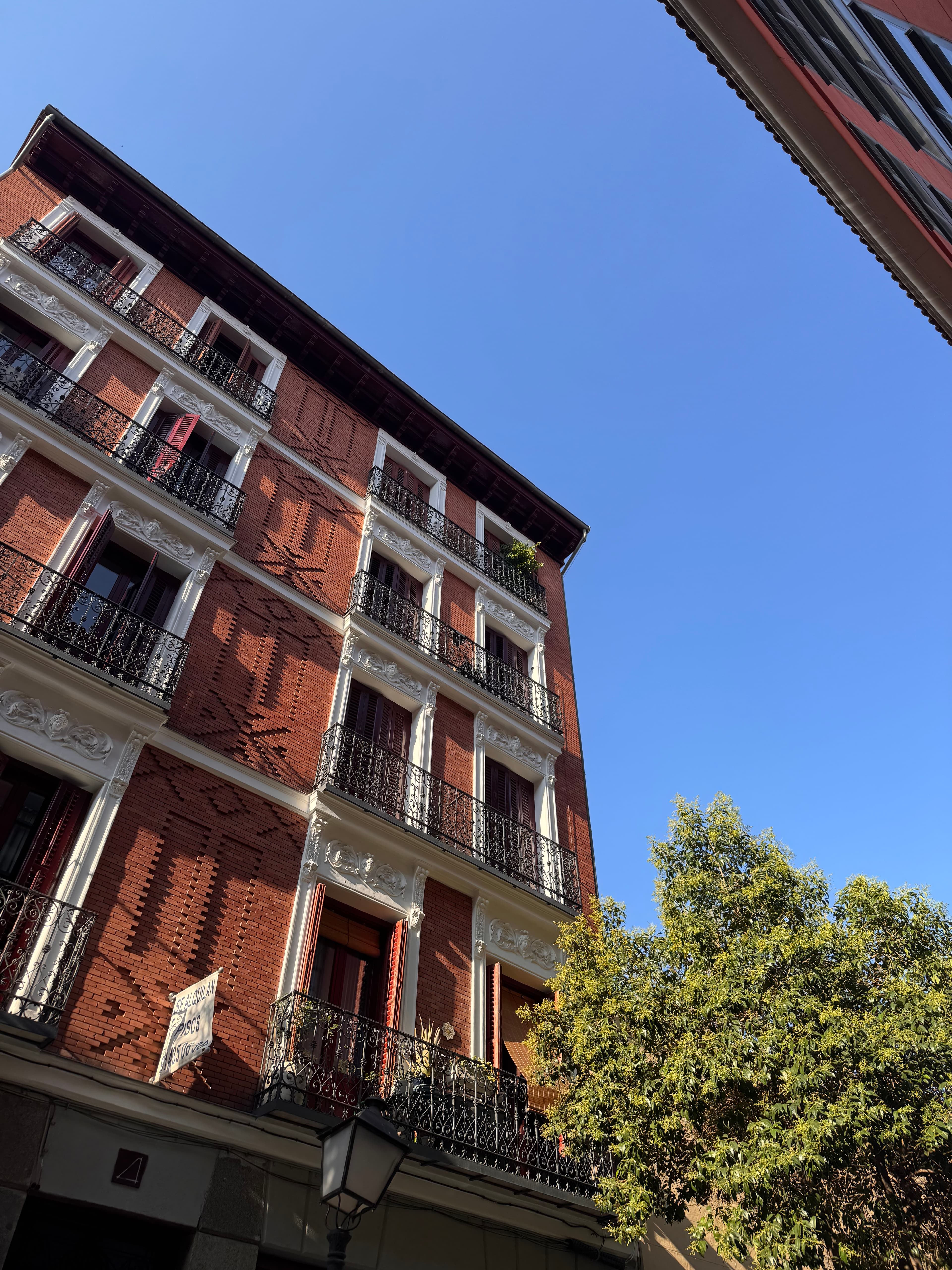 Fachada de un edificio residencial en Madrid bajo un cielo despejado